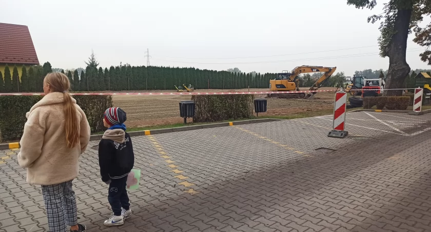 W Bieniądzicach budują boisko - teren już wyrównany i utwardzony 