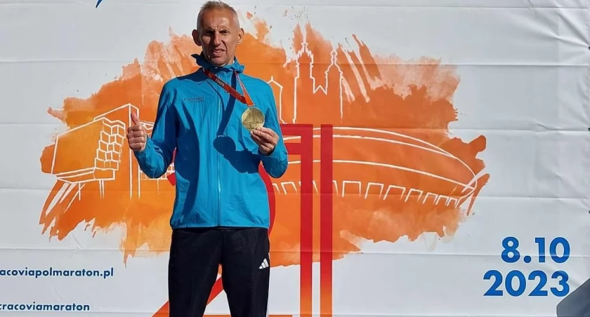 Artur Jasiński na podium - świetny wynik wieluńskiego biegacza w krakowskim półmaratonie
