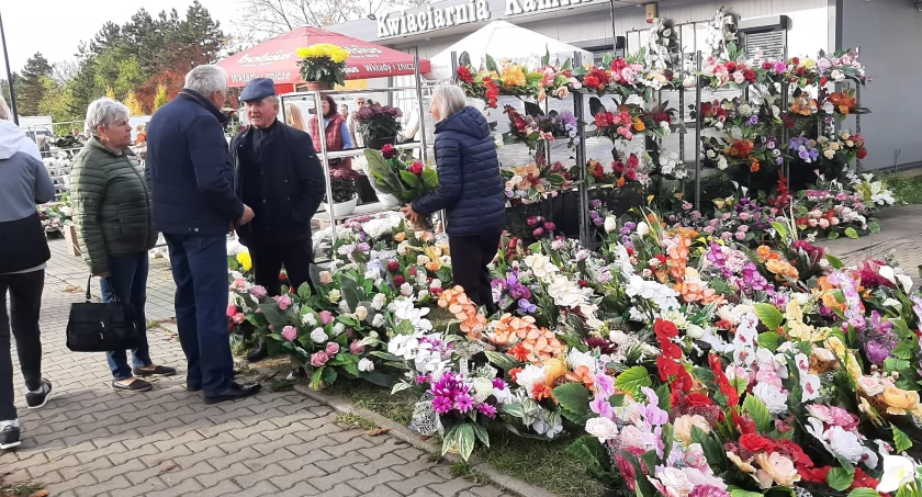 Wszystkich Świętych 2023 - „Jest bardzo spokojnie, wszyscy idą na minimalizm”