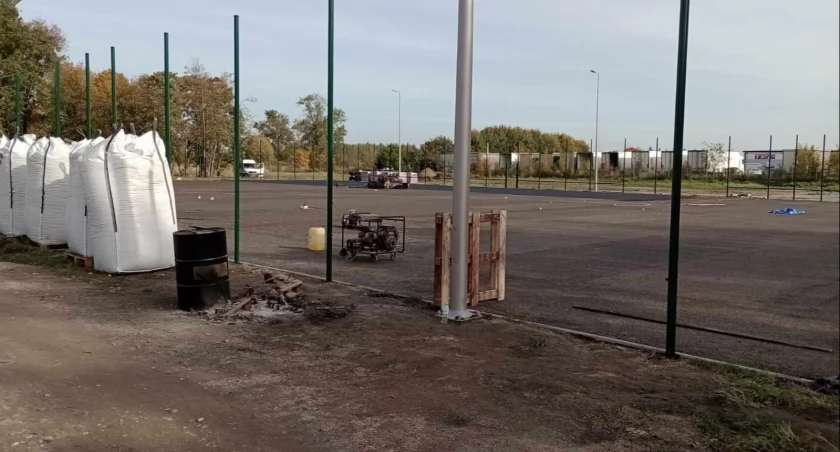 Boisko przy SP w Białej - zapomnieli o 35 drzewach