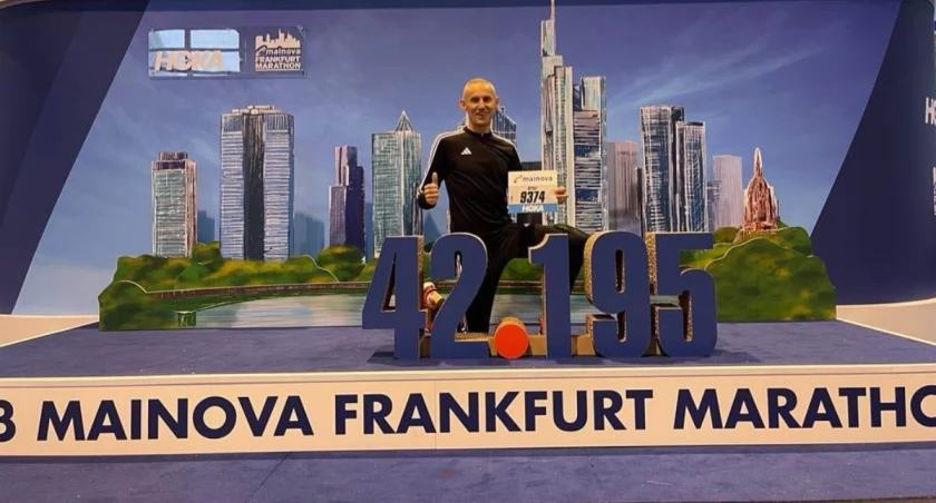 Artur Jasiński wbiegł na metę maratonu we Frankfurcie jako pierwszy Polak