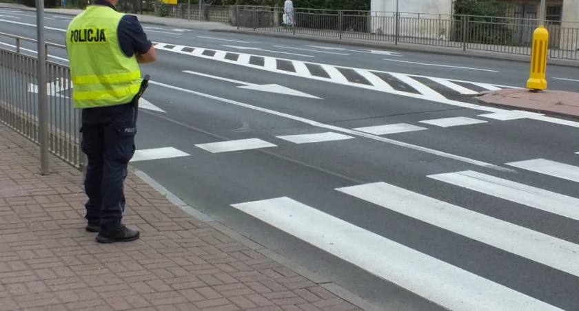 Potrącenie 77-latka na przejściu dla pieszych. Mężczyzna trafił do szpitala