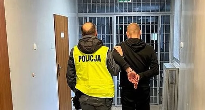 Przywiązali rozebranego mężczyznę do drzewa, po czym go pobili i okradli!