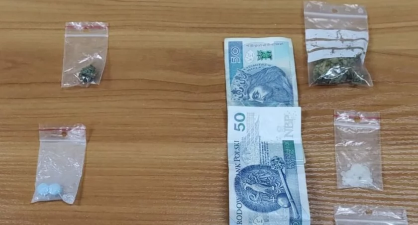 20-latek i 38-latka zatrzymani w Skomlinie - odpowiedzą za posiadanie środków odurzających 