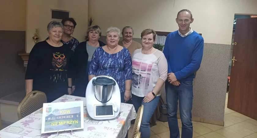 Koło Gospodyń Wiejskich w Niemierzynie ma powód do radości  - do ich rąk trafił kosztowny garnek 