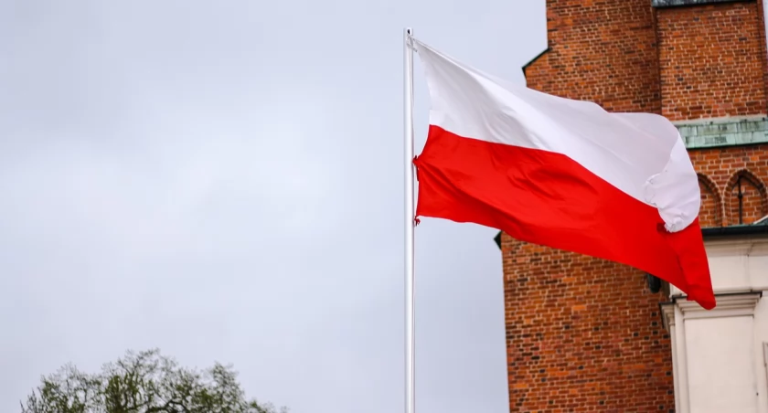 Haniebny czyn w Wieruszowie - mężczyzna zerwał i ukradł polską flagę