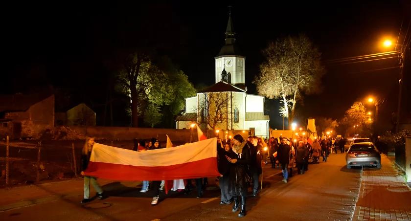 Szli z pochodniami i flagami – ze śpiewem na ustach