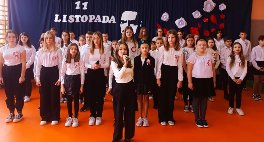Szkoła do hymnu w Mokrsku 