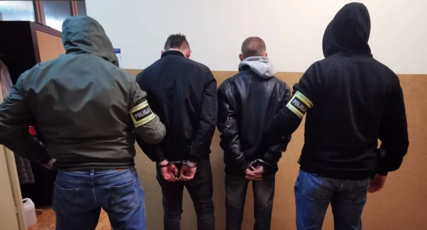 Włamanie do kamienicy w Wieluniu - za kradzież biżuterii i elektroniki odpowiedzą 34-i 37-latek