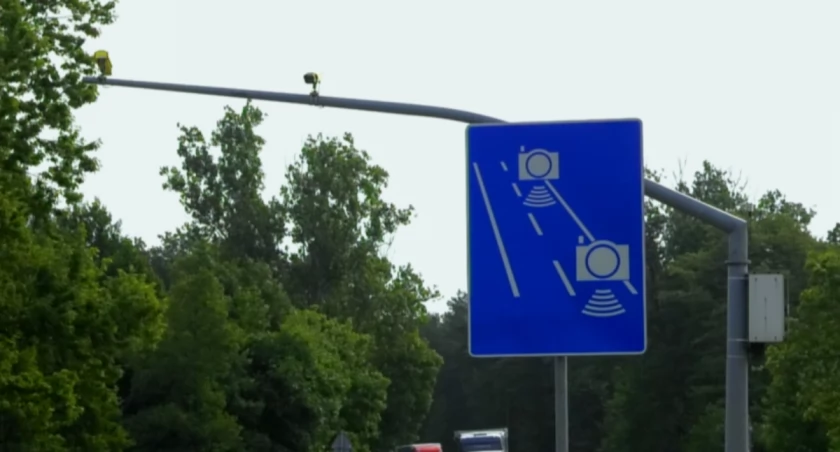 Uwaga kierowcy - na drodze krajowej nr 74 montują odcinkowy pomiar prędkości