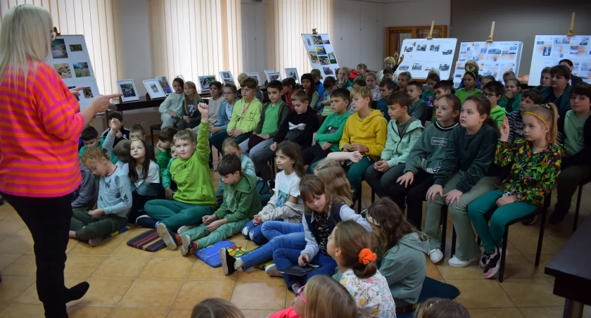 Spotkanie z Agnieszką Frączek w bibliotece w Osjakowie - poznali autorkę szkolnej lektury 