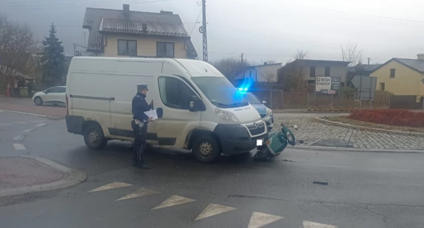 Motorowerzysta ranny – w Siemkowicach wjechał w niego dostawczy bus