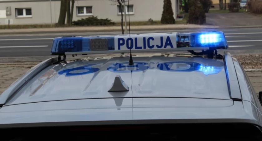Auto dachowało i wypadło z drogi - gdzie podział się kierowca i tablice rejestracyjne? 