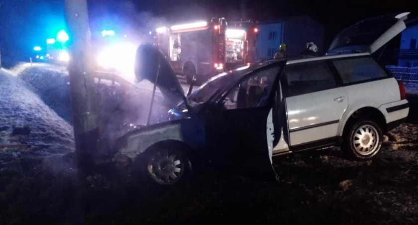 Wypadek. Samochód uderzył w latarnię i zapalił się 