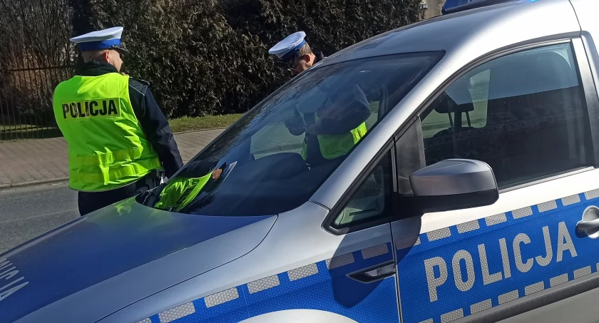 Kierowca za kółkiem z butelką wódki