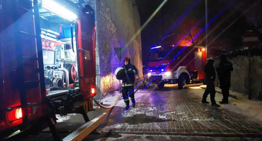 Nocny pożar w Wieluniu - ktoś podpalił pustostan 