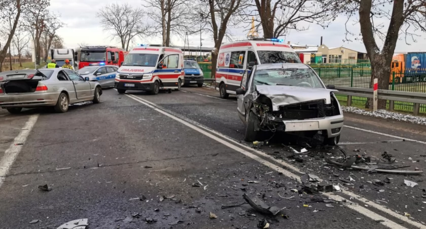 Groźne zderzenie dwóch samochodów i rowerzysty