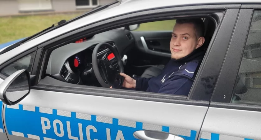 Bezinteresowny gest policjanta - sam naprawił kobiecie uszkodzony wózek 