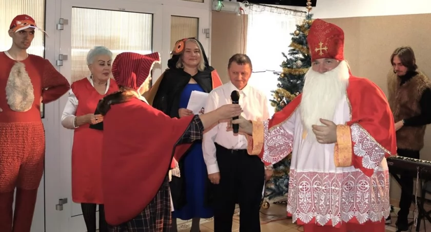 Św. Mikołaj z wizytą  w Domu Pomocy Społecznej w Skrzynnie. 