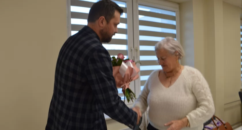 Wicestarosta obdarował kwiatami radną Bakotę. Wójt: Jak można odstawiać takie sceny? 