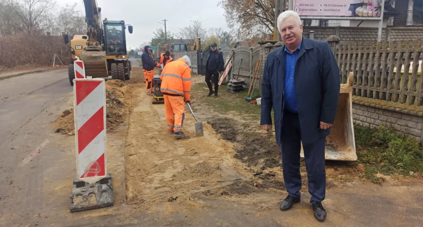 Ostrówek rozbudowuje kanalizację - Dobroszyny dostaną kolektor a potem czas na remont drogi