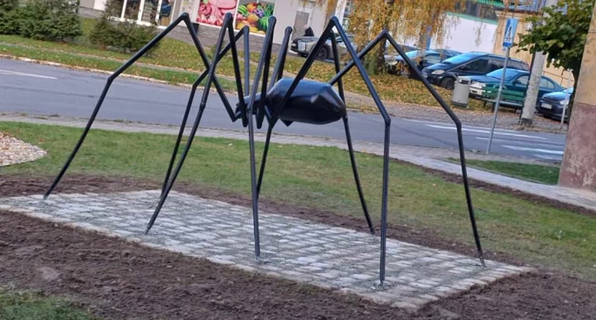 Pająk pilnuje „chińskiej” dzielnicy - w Pajęcznie stanęła ciekawa rzeźba