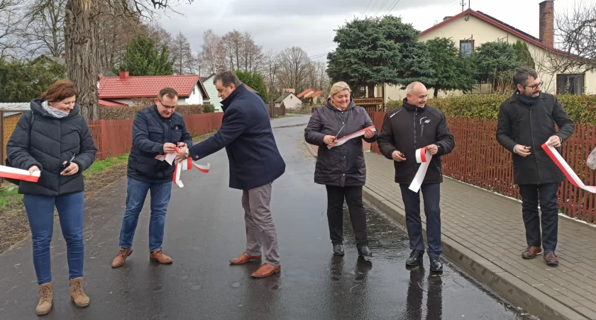 Przecinali wstęgę - oficjalne podsumowanie inwestycji w Strobinie 