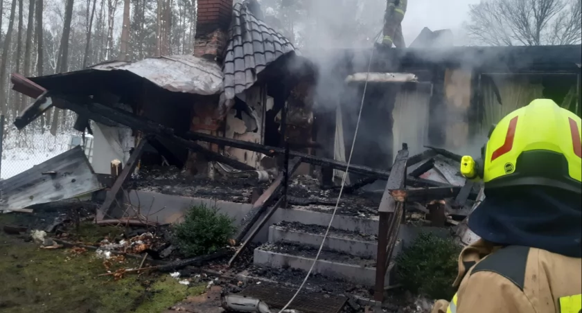 Palił się domek letniskowy – straty na 300 tys. zł