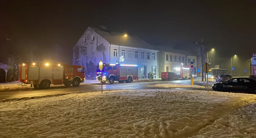 W kamienicy w Zduńskiej Woli wybuchł pożar - cztery osoby w szpitalu 