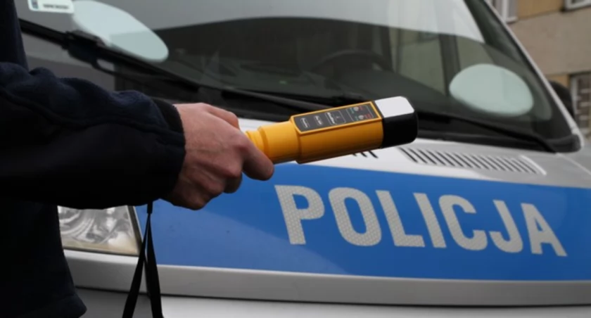 Pod wpływem alkoholu wjechał w inny pojazd. 28-latek wydmuchał 2 promile!