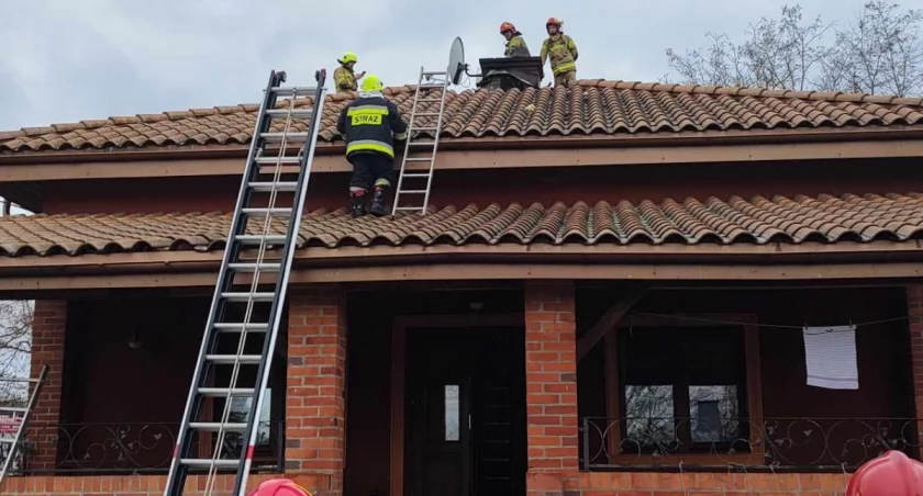 Pożar komina i dachu - właściciel próbował gasić ogień i spadł z dachu