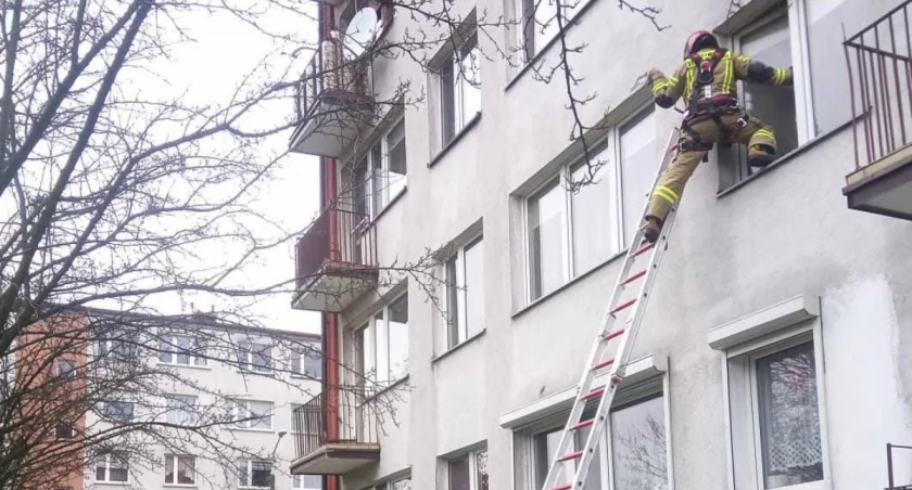 Poszkodowana osoba nie mogła otworzyć drzwi - strażacy weszli przez okno i udzielili jej pomocy 