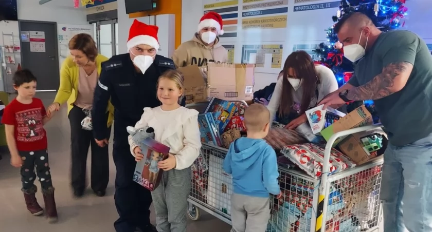 Policjanci z Wieruszowa zawieźli podarki do szpitala onkologicznego 