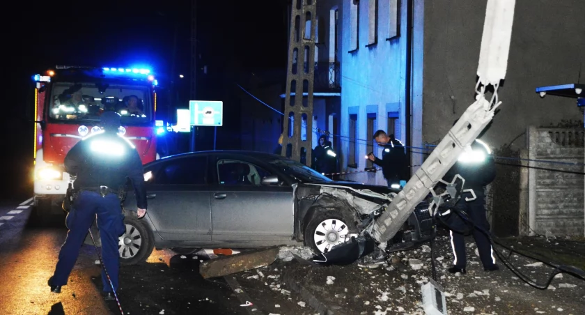 Uderzył w słup i uciekł - nocna kolizja w Wieluniu