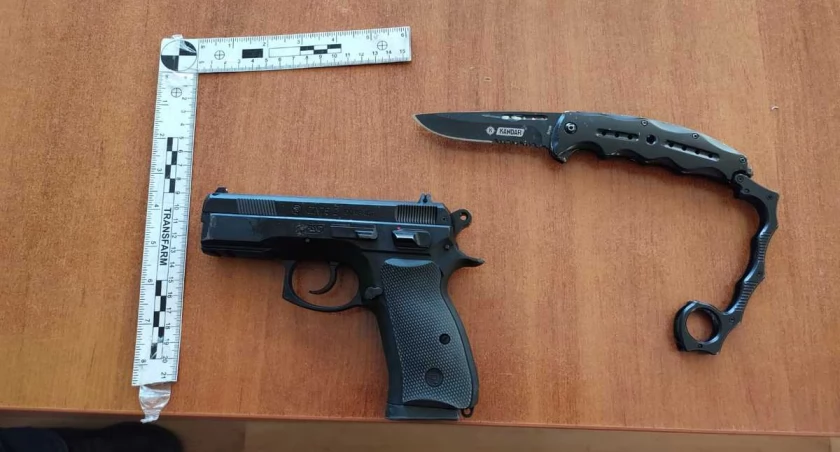 Domowa awantura i napaść na policjantów - napastnik miał pistolet i kastet