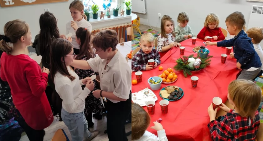 Wigilijne spotkanie uczniów - była okazja do rozmów i złożenia sobie życzeń 