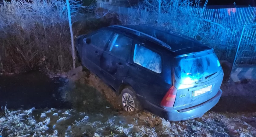 Pijany wjechał do rowu i podawał się za swojego brata - policjanci nie dali się nabrać