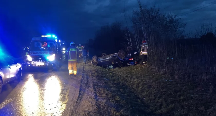 Niebezpieczny poranek na drodze - wpadła w poślizg i dachowała