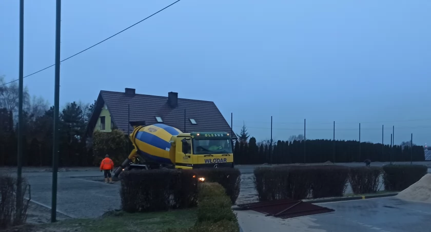 Budowa boiska przy szkole w Bieniądzicach - praca wre nawet zimą