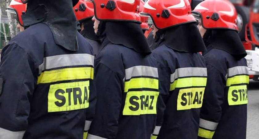 Zasnął z odpalonym papierosem - uratowali go mieszkańcy