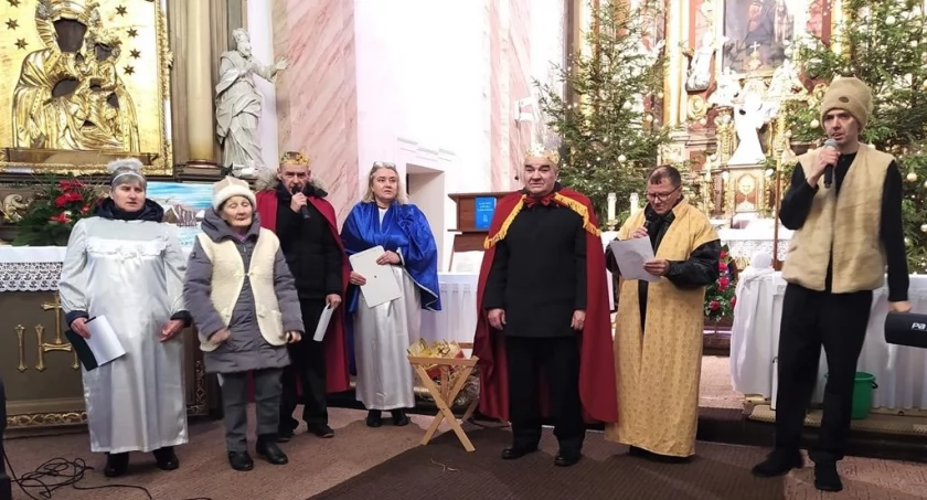 Mieszkańcy DPS w Skrzynnie na Orszaku Trzech Króli w Czarnożyłach