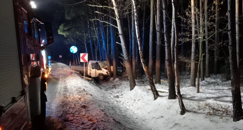 Bus uderzył w drzewo. Nie żyją dwie osoby
