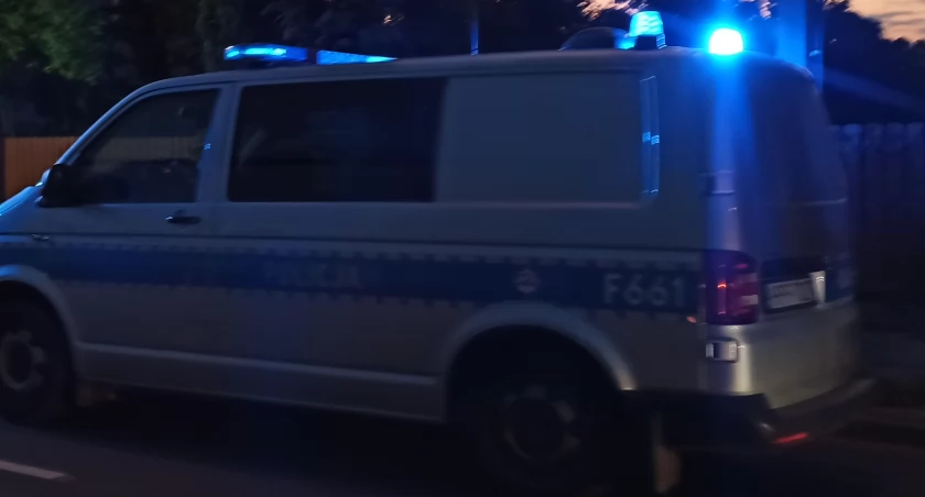 Mieszkaniec powiatu pajęczańskiego zatroszczył się o straszą kobietę – seniorka spacerowała po drodze