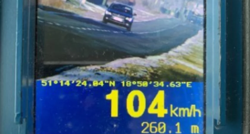 Pędził przez Radoszewice 104 km/h – 43-letni pirat drogowy  słono zapłaci