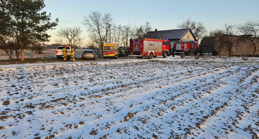 Tragiczny wypadek przy naprawie auta - pojazd zsunął się z lewarka i przygniótł mężczyznę 