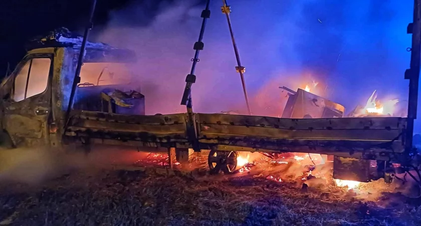Pożar dostawczego busa na drodze - co było przyczyną?