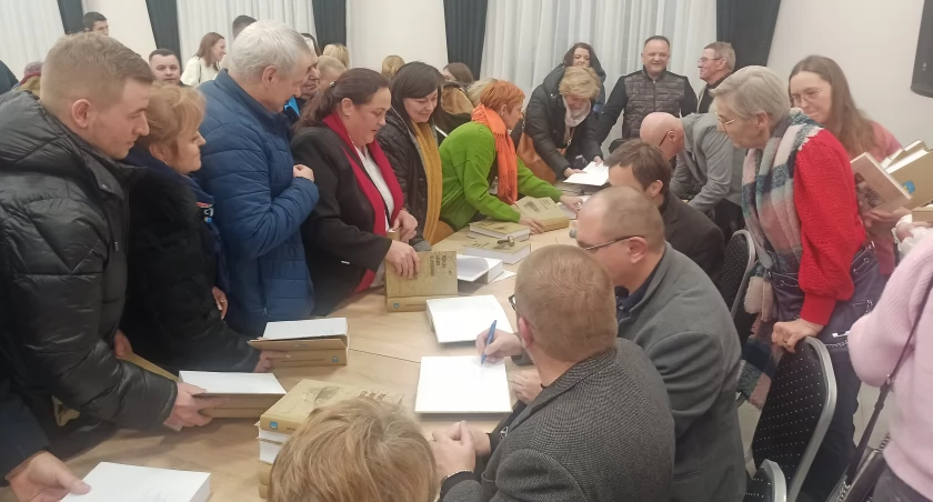 Monografia gminy Pątnów - pełna sala na promocji 