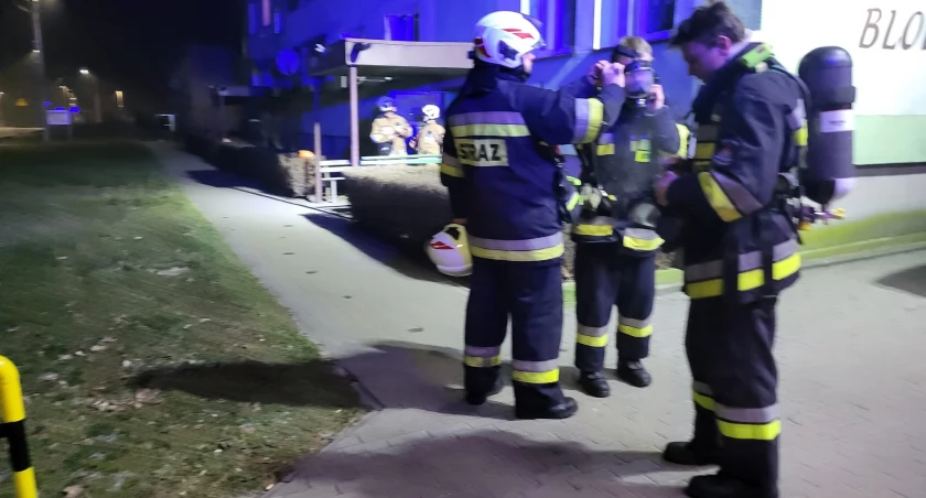 Sąsiad wyczuł ostry zapach na schodach. Wezwał straż 