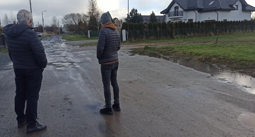 Kilka ulic bez asfaltu - mieszkańcy Bojarówki od lat korzystają z drogi gruntowej