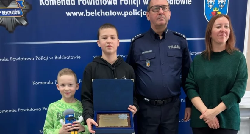 Uratował mężczyznę, którego przygniótł samochód - otrzymał podziękowania od policji 